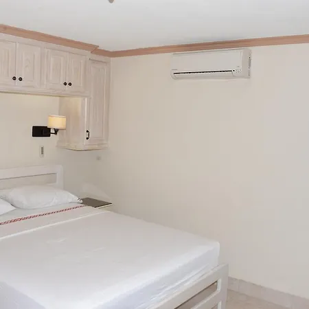 Sandy Bliss Condominiums Saint James Room photo